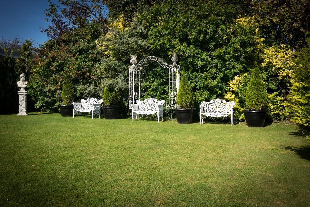Meadow Court Hotel Loughrea ภายนอก รูปภาพ