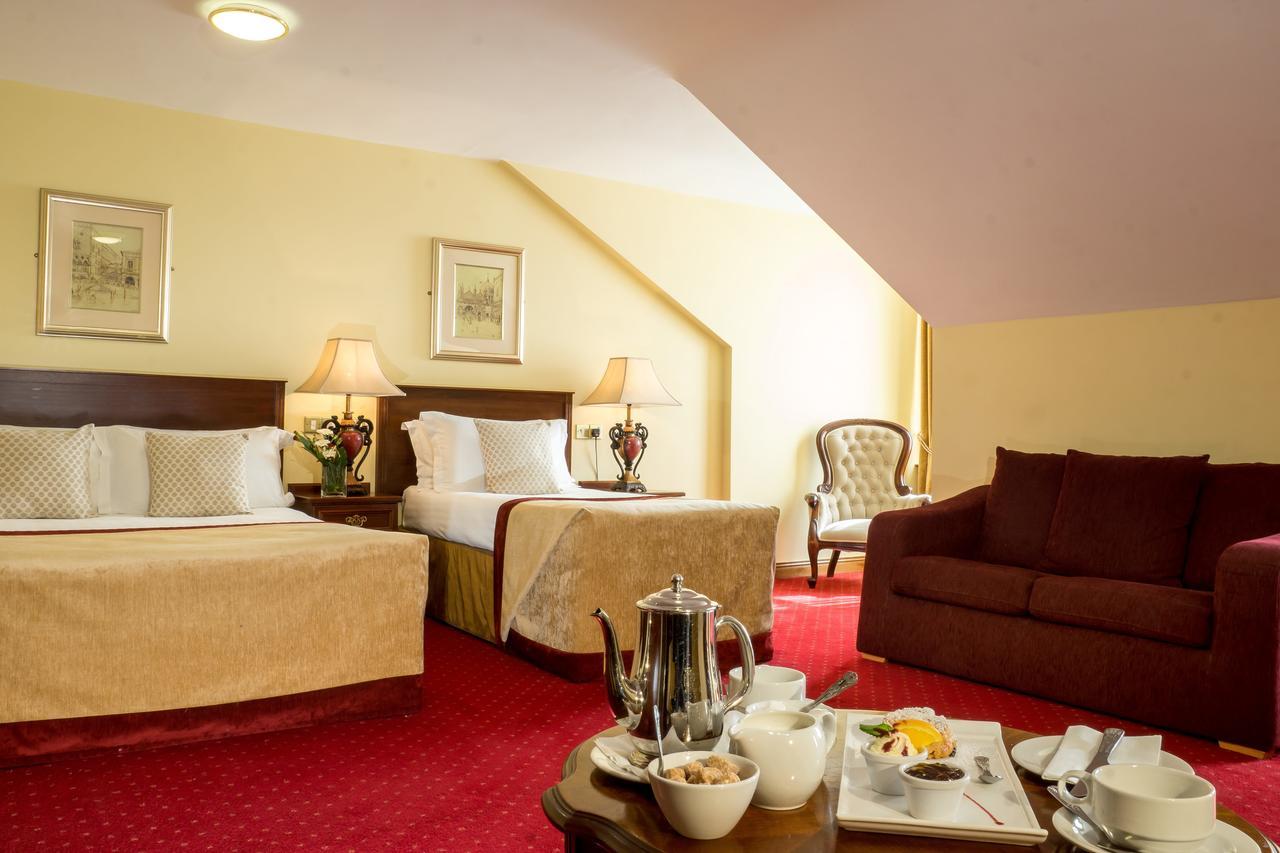 Meadow Court Hotel Loughrea ภายนอก รูปภาพ