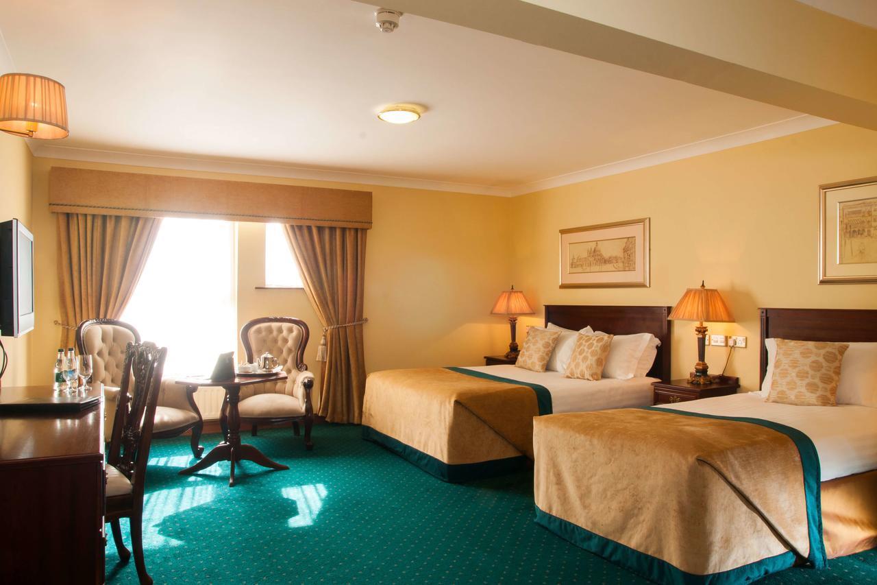 Meadow Court Hotel Loughrea ภายนอก รูปภาพ