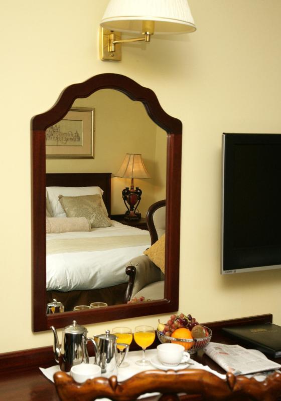 Meadow Court Hotel Loughrea ภายนอก รูปภาพ